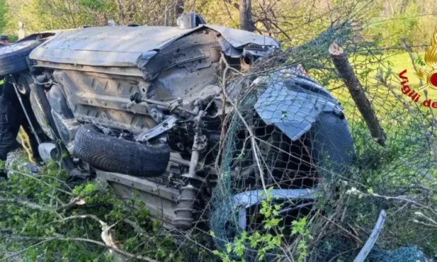 VEZZANO. ESCE DI STRADA, L’AUTO SI RIBALTA E SI SCHIANTA CONTRO LA RECINZIONE: GRAVE