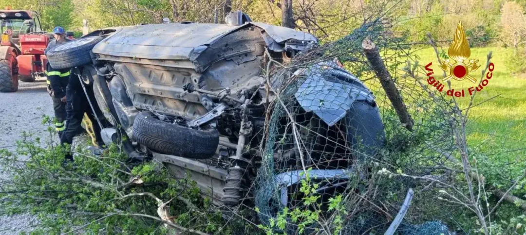 VEZZANO. ESCE DI STRADA, L’AUTO SI RIBALTA E SI SCHIANTA CONTRO LA RECINZIONE: GRAVE
