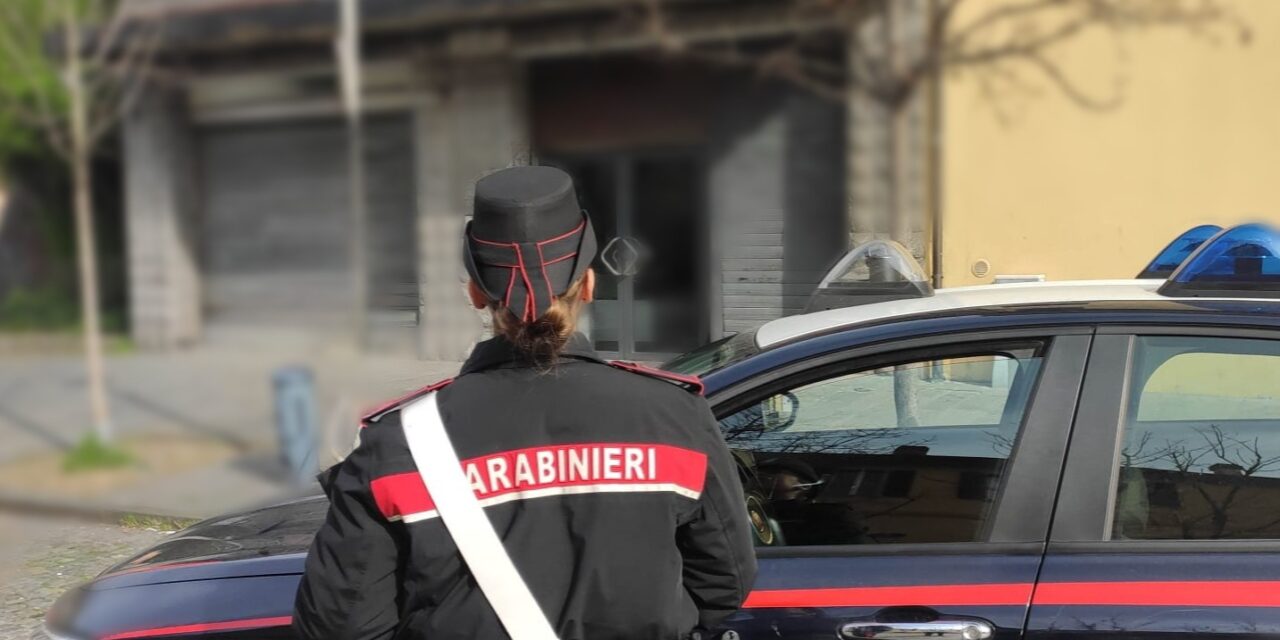 SORPRESO A FUMARE HASHISH IN GIARDINO, IN CASA NE HA UN PANETTO