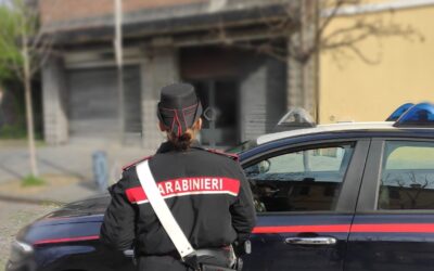 SORPRESO A FUMARE HASHISH IN GIARDINO, IN CASA NE HA UN PANETTO