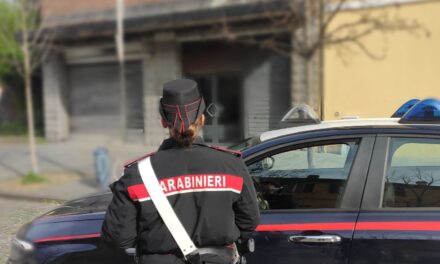 SORPRESO A FUMARE HASHISH IN GIARDINO, IN CASA NE HA UN PANETTO