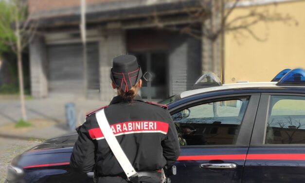 SORPRESO A FUMARE HASHISH IN GIARDINO, IN CASA NE HA UN PANETTO