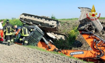 ESCAVATORE SI RIBALTA, SESSANTENNE FERITO ( video tg )