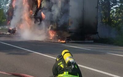 CADELBOSCO. CAMION FRIGO VA A FUOCO, ROGO DOMATO DAI POMPIERI