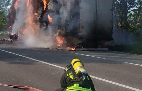 CADELBOSCO. CAMION FRIGO VA A FUOCO, ROGO DOMATO DAI POMPIERI
