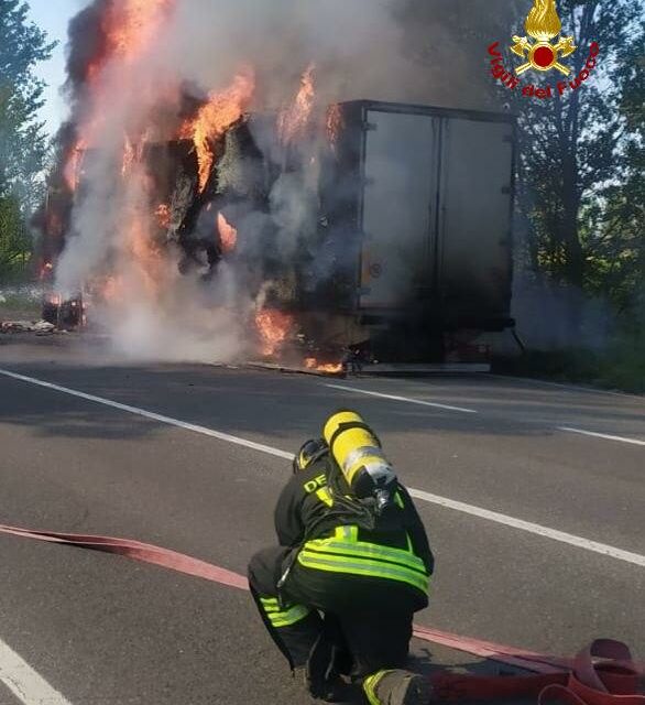 CADELBOSCO. CAMION FRIGO VA A FUOCO, ROGO DOMATO DAI POMPIERI