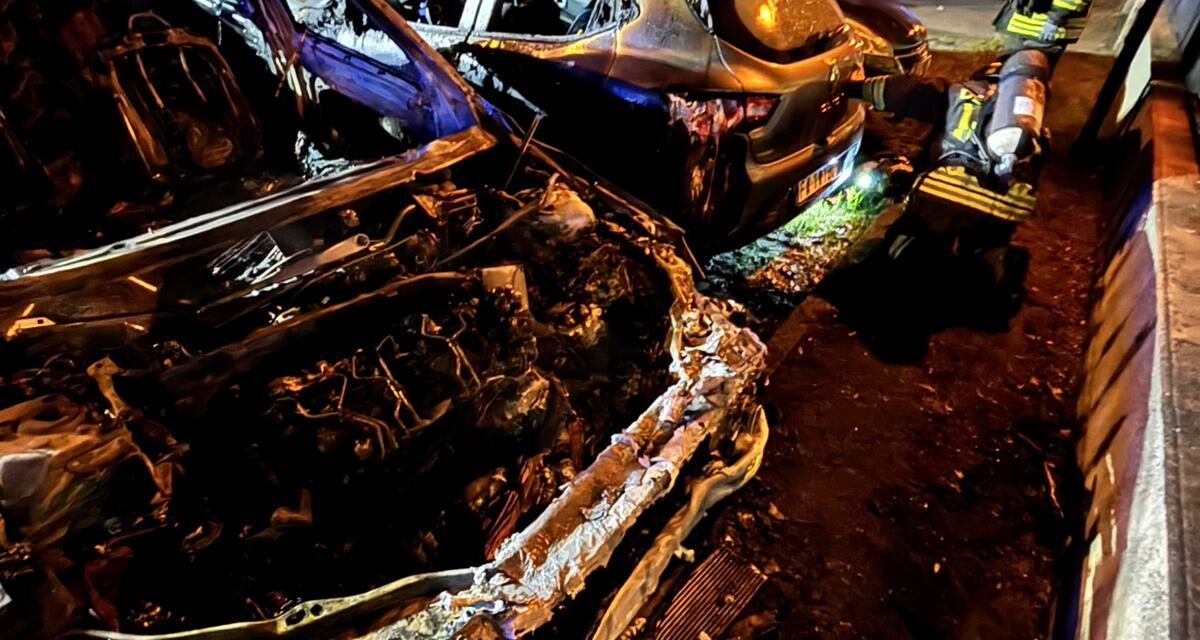 CADELBOSCO. FORTI ESPLOSIONI DI NOTTE: DISTRUTTO DALLE FIAMME UN SUV VOLVO