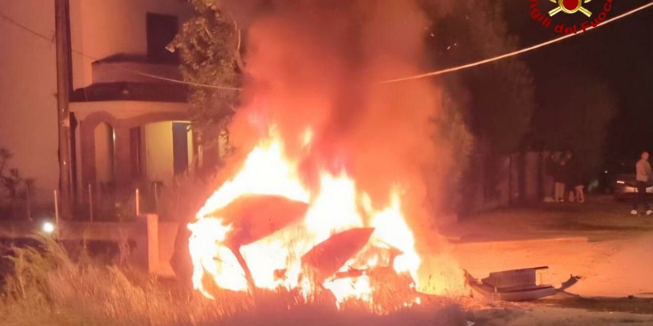 SI SCHIANTA CONTRO UNA VETTURA IN SOSTA: AUTO IN FIAMME, FERITO 31ENNE