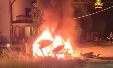 SI SCHIANTA CONTRO UNA VETTURA IN SOSTA: AUTO IN FIAMME, FERITO 31ENNE