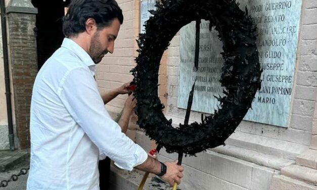 INCENDIATA LA CORONA AI CADUTI A CASTELLARANO, L’IRA DEL SINDACO ZANNI “GESTO INACCETTABILE”
