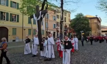 A CORREGGIO FOLLA PER IL VENERDI’ SANTO