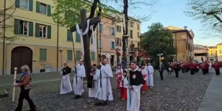 A CORREGGIO FOLLA PER IL VENERDI’ SANTO