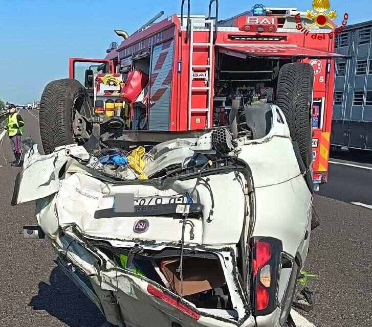 INCIDENTE IN A1 NEL TRATTO DI GATTATICO, PANDA SI RIBALTA: DUE FERITI