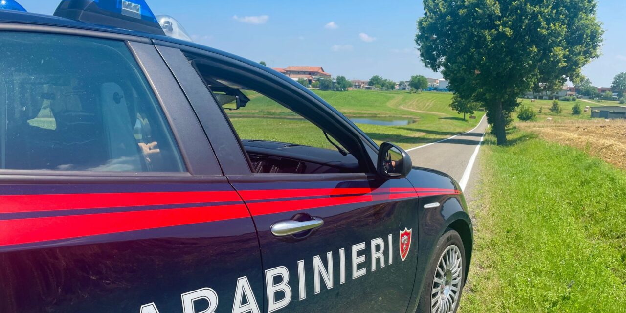 CORREGGIO. GLI DANNO UN PASSAGGIO E LUI RUBA LA CARTA DI CREDITO