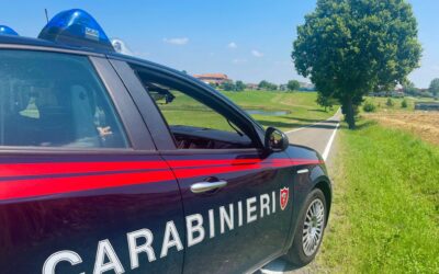 CORREGGIO. GLI DANNO UN PASSAGGIO E LUI RUBA LA CARTA DI CREDITO