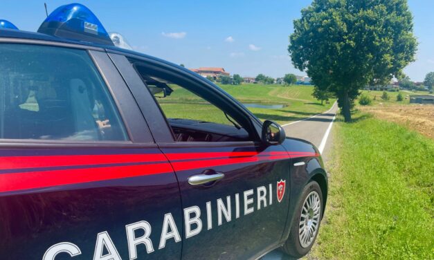 CORREGGIO. GLI DANNO UN PASSAGGIO E LUI RUBA LA CARTA DI CREDITO