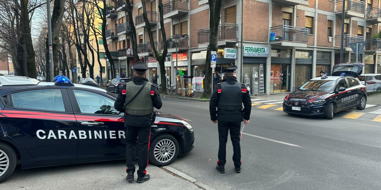 REGGIO STAZIONE: SCOPPIA UNA LITE, ESTRAE UN COLTELLO E MINACCIA I TRE RIVALI