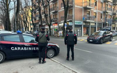 REGGIO STAZIONE: SCOPPIA UNA LITE, ESTRAE UN COLTELLO E MINACCIA I TRE RIVALI