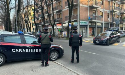 REGGIO STAZIONE: SCOPPIA UNA LITE, ESTRAE UN COLTELLO E MINACCIA I TRE RIVALI