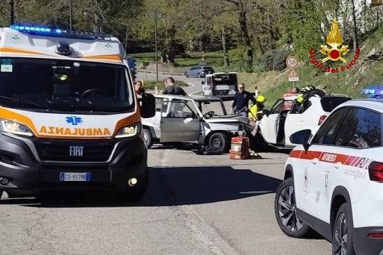 SCHIANTO FRONTALE SULLA STATALE 63: TRE FERITI, DUE GRAVI