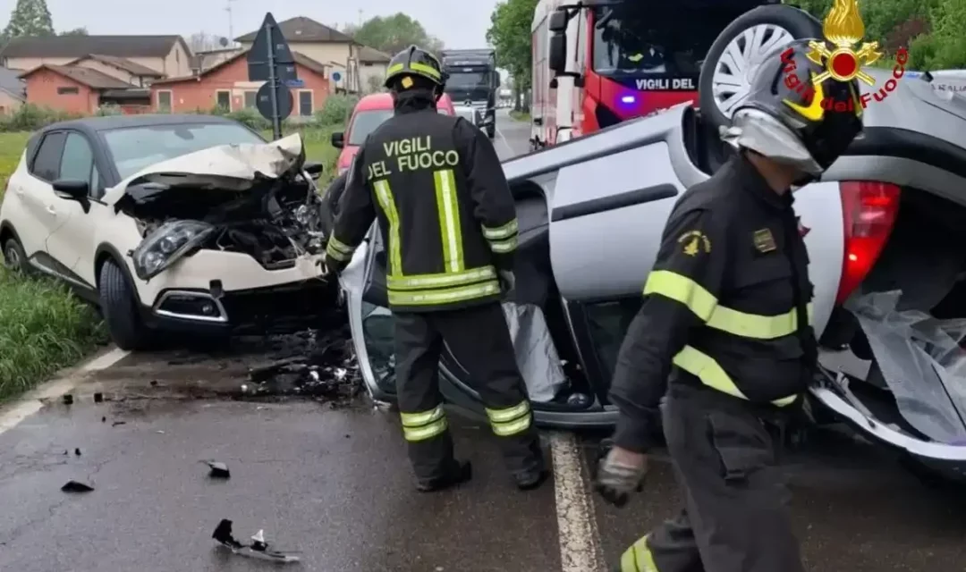 SCHIANTO TRA AUTO A ZURCO, UNA SI RIBALTA: FERITA 20ENNE E 53ENNE