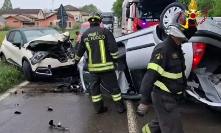 SCHIANTO TRA AUTO A ZURCO, UNA SI RIBALTA: FERITA 20ENNE E 53ENNE