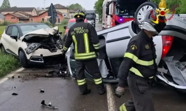 SCHIANTO TRA AUTO A ZURCO, UNA SI RIBALTA: FERITA 20ENNE E 53ENNE