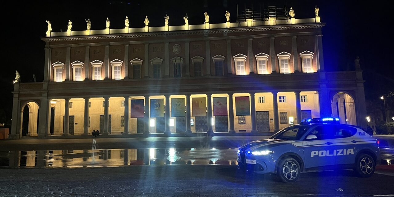 DAVANTI AL TEATRO VEDE LA POLIZIA E GETTA IL COLTELLO, DENUNCIATO