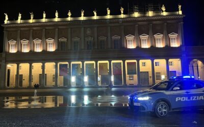 DAVANTI AL TEATRO VEDE LA POLIZIA E GETTA IL COLTELLO, DENUNCIATO