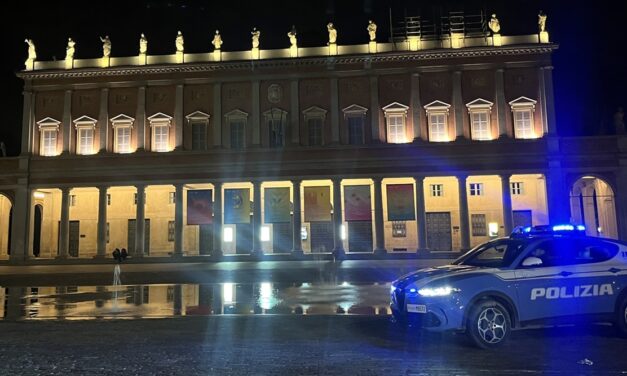 DAVANTI AL TEATRO VEDE LA POLIZIA E GETTA IL COLTELLO, DENUNCIATO