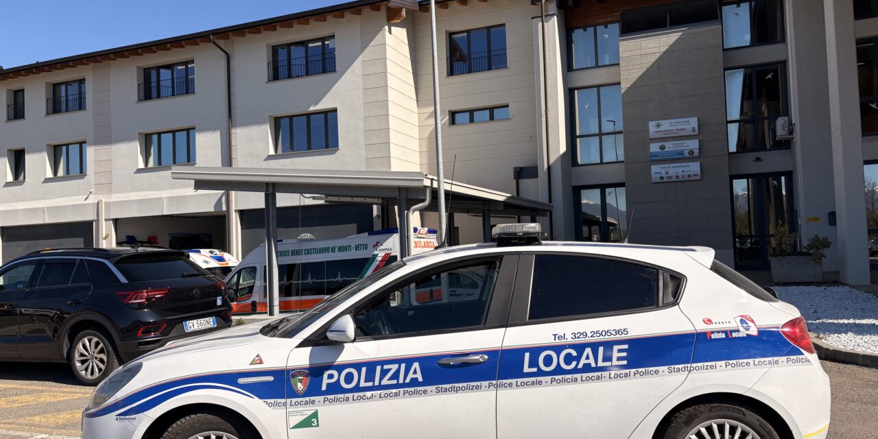 SI SDRAIA IN UFFICIO, POI AGGREDISCE AGENTE DELLA POLIZIA LOCALE: DENUNCIATO 23ENNE