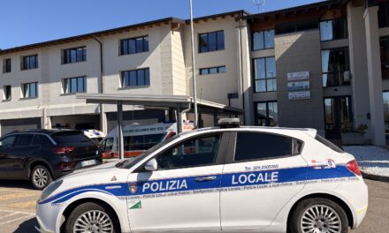 SI SDRAIA IN UFFICIO, POI AGGREDISCE AGENTE DELLA POLIZIA LOCALE: DENUNCIATO 23ENNE