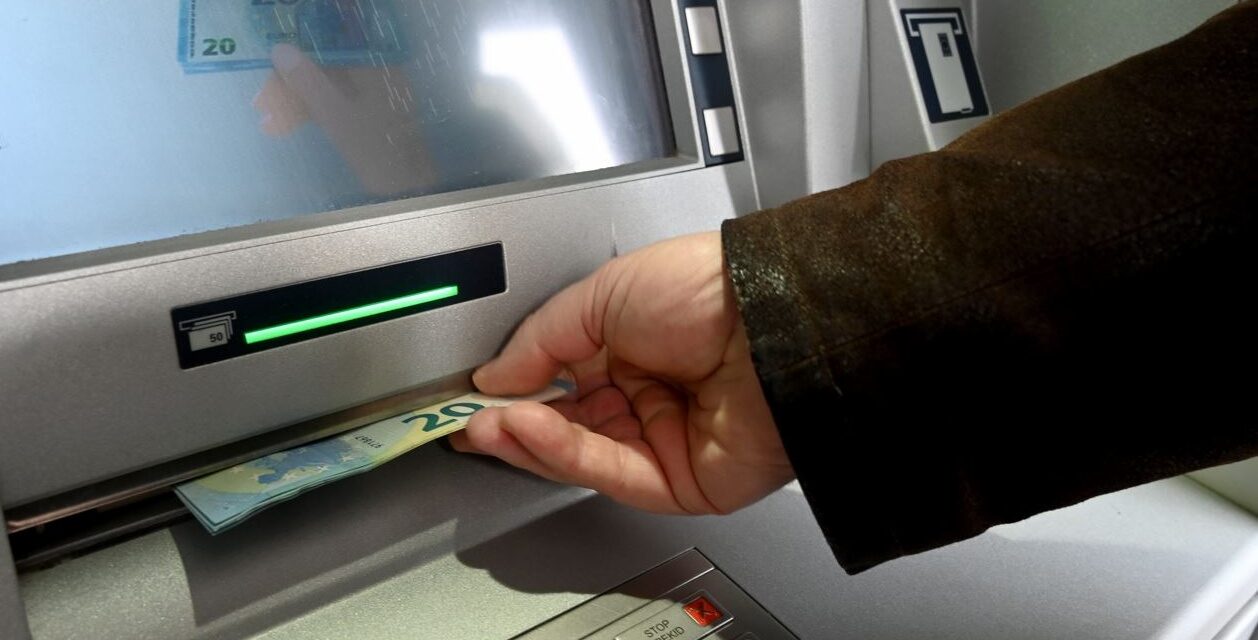SIMULA RAPINA DOPO PRELIEVO BANCOMAT, DENUNCIATO