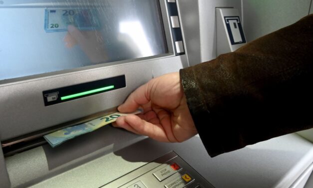 SIMULA RAPINA DOPO PRELIEVO BANCOMAT, DENUNCIATO