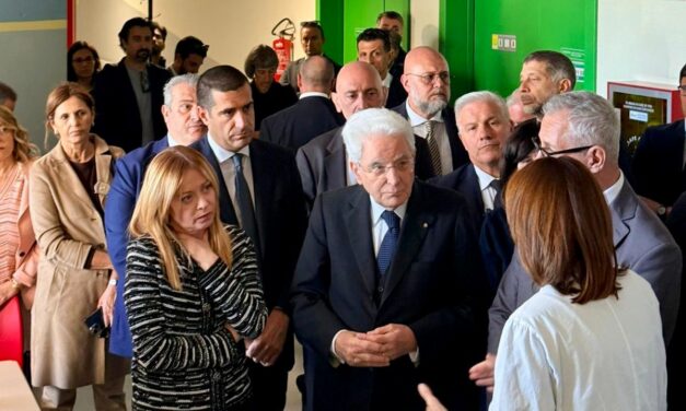 I VERTICI DELLO STATO IN VISITA AI FERITI. CON LORO IL PRESIDENTE DELLA REGIONE DE PASCALE