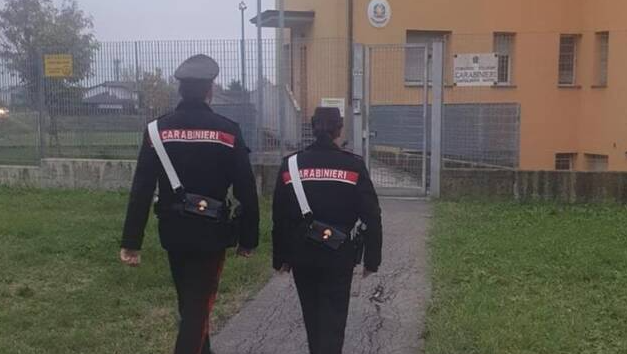 20ENNE POGGIA I PIEDI SUL TAVOLO DEL BAR, LA BARISTA ARMATA LO MINACCIA