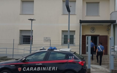 SI FERMA PER DARE AIUTO E VIENE PICCHIATO
