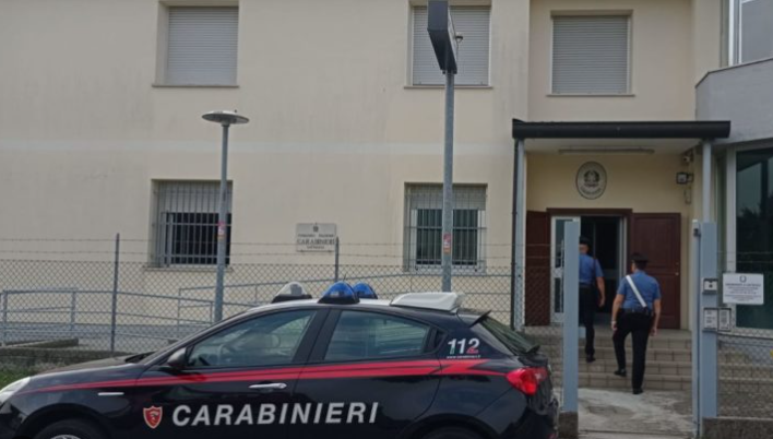 SI FERMA PER DARE AIUTO E VIENE PICCHIATO