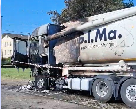 CADELBOSCO, CAMION IN FIAMME NELLA NOTTE