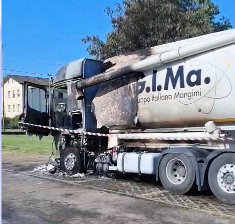 CADELBOSCO, CAMION IN FIAMME NELLA NOTTE