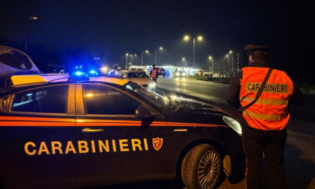 CONTROLLI DEI CARABINIERI: SEQUESTRATI DROGA E SPRAY AL PEPERONCINO ILLEGALE. DUE DENUNCE