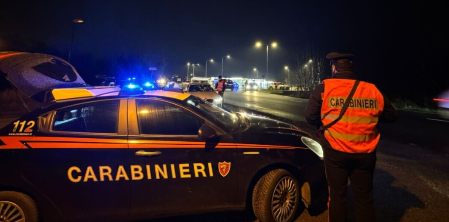 CONTROLLI DEI CARABINIERI: SEQUESTRATI DROGA E SPRAY AL PEPERONCINO ILLEGALE. DUE DENUNCE