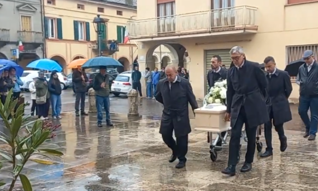 CHIESA GREMITA PER L’ADDIO A “TULU”