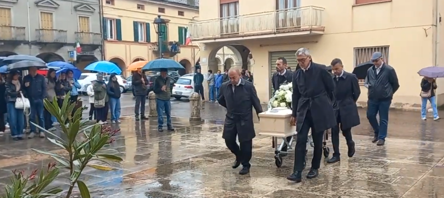 CHIESA GREMITA PER L’ADDIO A “TULU”