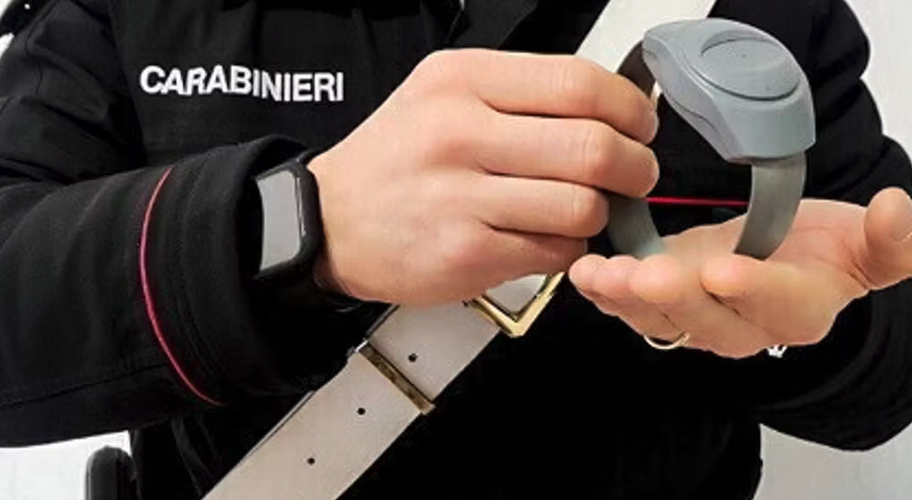 EX MARITO VIOLENTO, SCATTA IL BRACCIALETTO ELETTRONICO