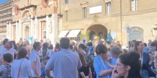 EXPLOIT DI REGGIO NARRA, IN MIGLIAIA IN PIAZZA