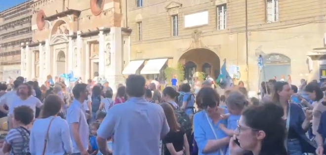 EXPLOIT DI REGGIO NARRA, IN MIGLIAIA IN PIAZZA