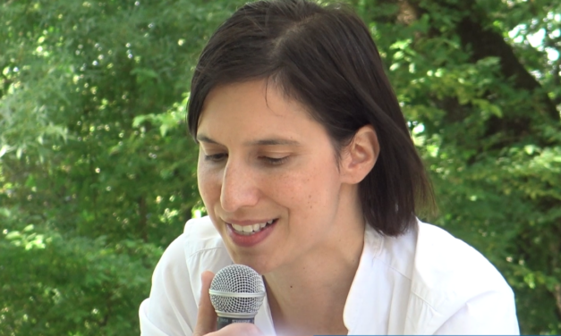 LA SCHLEIN IN VESTE DI LETTRICE STREGA IL PUBBLICO MA CON I MILITANTI QUALCHE COMMENTO POLITICO