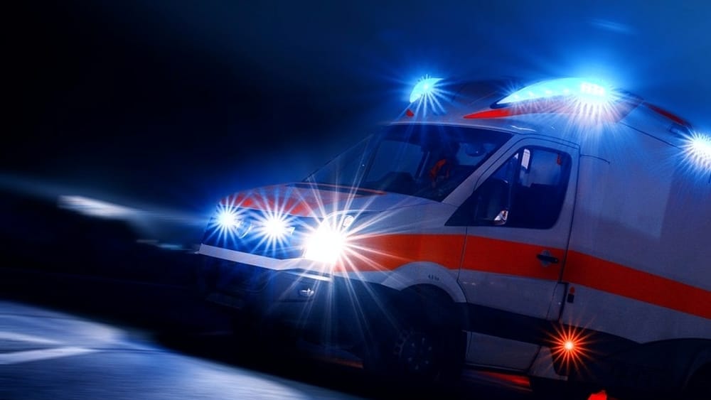 AGGREDISCE CARABINIERI E DANNEGGIA AMBULANZA