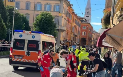 TERRORE A MODENA, AUTO SU PASSANTI, QUATTRO GRAVI. UNA DONNA HA PERSO LE GAMBE. ( video )